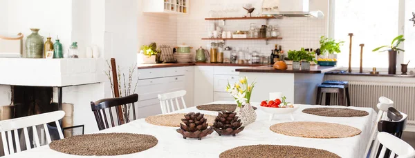 Bannière Table Manger Avec Décoration Cônes Pin Fleurs Sur Fond — Photo