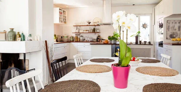 Mutfak Arka Plan Üzerinde Pembe Tencerede Orkide Çiçekleri Ile Yemek — Stok fotoğraf