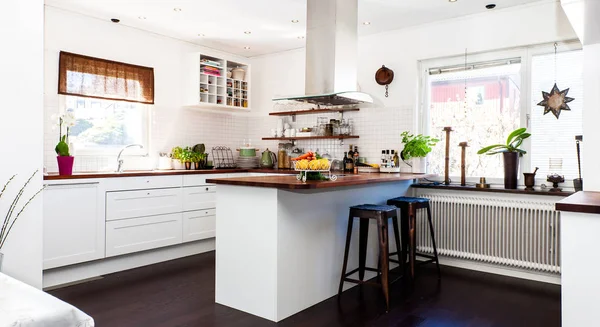 Cocina Lujo Con Suelo Oscuro Armarios Blancos Con Mesas Madera —  Fotos de Stock