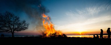 İsveç'te Walpurgis gece kutluyor insanlar