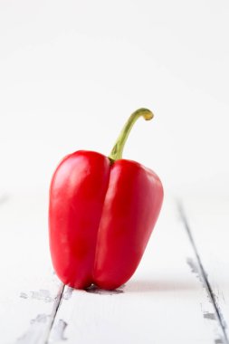 Beyaz ahşap zemin üzerine kırmızı biber