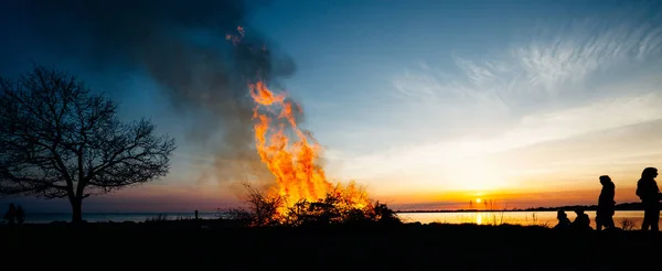 Menschen Feiern Walpurgisnacht Schweden — Stockfoto