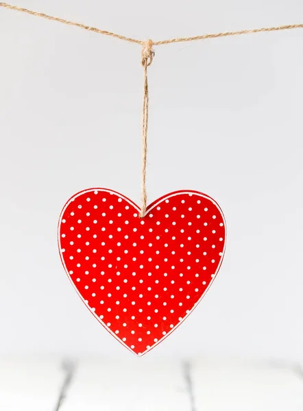 Decoração Coração Vermelho Com Pontos Brancos Pendurados — Fotografia de Stock