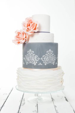 üç düzeyde görkemli kek