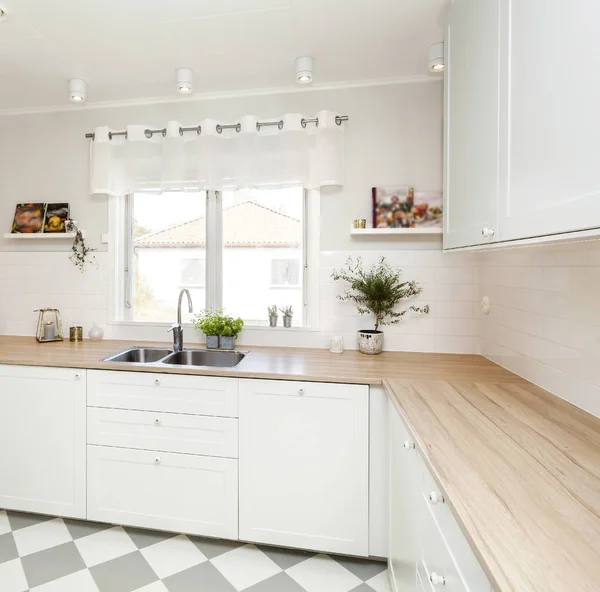 チェックの床でおしゃれなキッチン インテリア — ストック写真