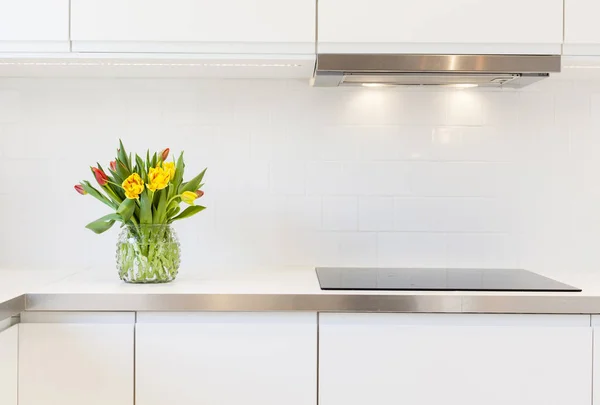 Süslü Mutfakta Bir Vazoda Çiçekler Bir Grup Fotoğrafı Kapatın — Stok fotoğraf