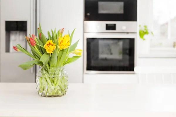 Tulipanes Una Cocina Moderna Fondo — Foto de Stock