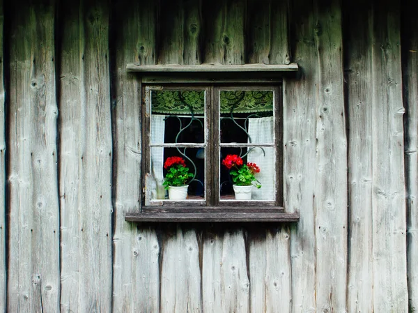 Окно Украшено Цветами Заднем Плане — стоковое фото