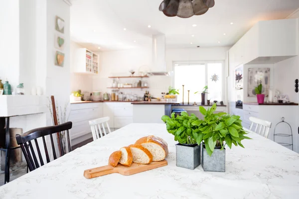 Banner Voor Een Keuken Interieur Met Tafel Witte Kasten — Stockfoto