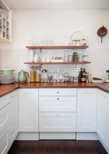 Spanduk Interior Dapur Dengan Meja Dan Lemari Putih — Stok Foto