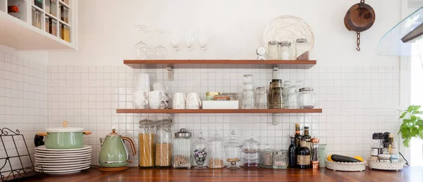 Spanduk Interior Dapur Dengan Meja Dan Lemari Putih — Stok Foto