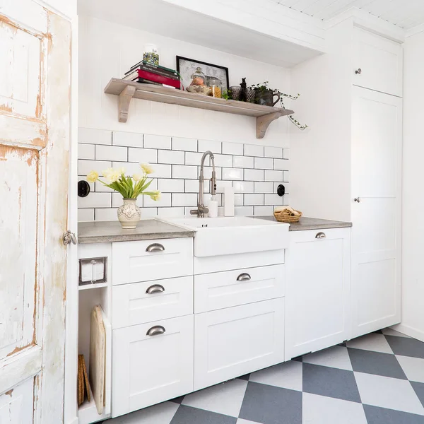 Intérieur Cuisine Élégant Avec Carrelage Blanc Placards Évier Rétro Plancher — Photo