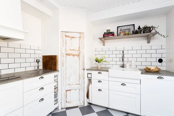 Elegante Interior Cocina Con Azulejos Blancos Armarios Lavabo Retro Piso —  Fotos de Stock