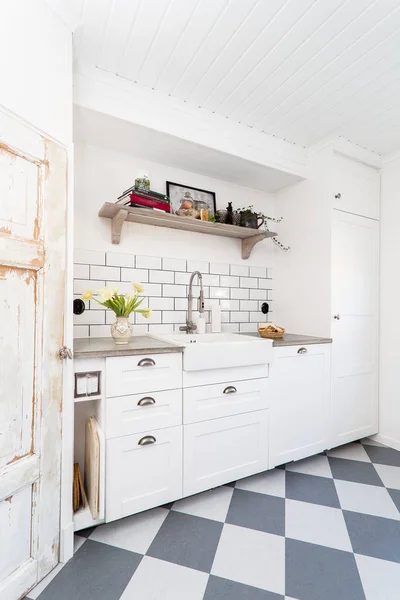 Elegante Interior Cocina Con Azulejos Blancos Armarios Lavabo Retro Piso —  Fotos de Stock