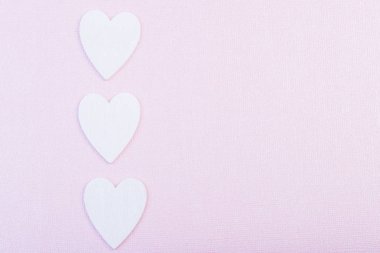 Sevgiliye arka plan kopya alanı ile pembe kağıt üç beyaz kalpler
