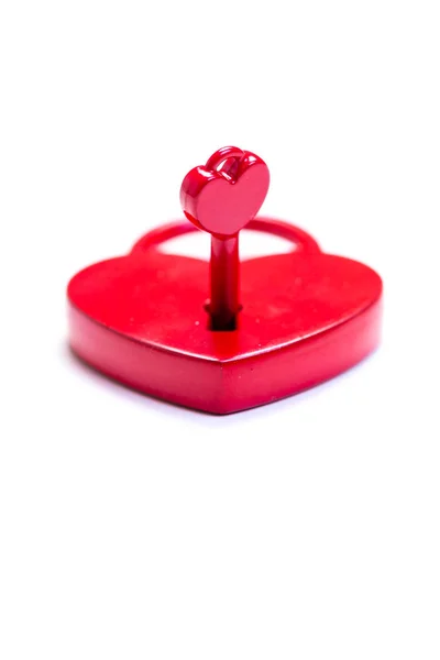 Cadeado Vermelho Forma Coração Fechado Com Uma Chave Fundo — Fotografia de Stock