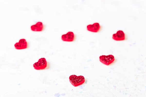 Красные Блестки Сердца Образующие Форму Сердца Белом Фоне — стоковое фото