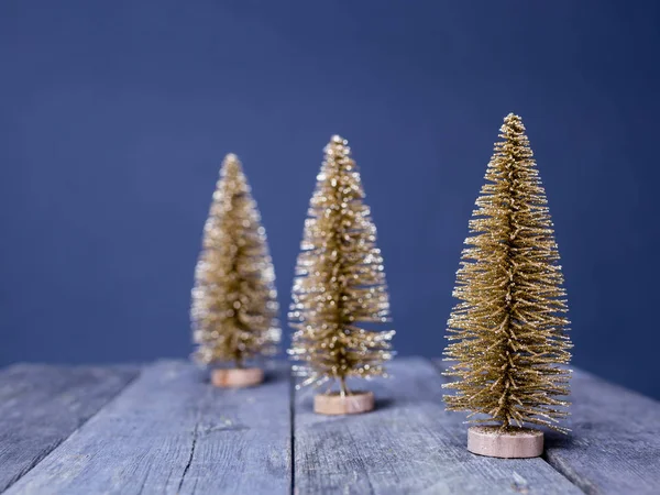 Três Árvores Natal Douradas Fundo — Fotografia de Stock