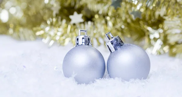 Kerst Decoratie Twee Zilveren Kerstballen Sneeuw Gouden Klatergoud Achtergrond — Stockfoto