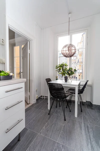 Elegante Escandinavo Elegante Interior Cocina Con Mesa Ktichen Por Ventana — Foto de Stock