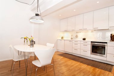 Beyaz mutfak mutfak masası ile iç