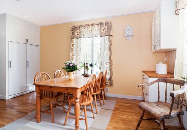 mutfak masasında pencerenin arka plan üzerinde