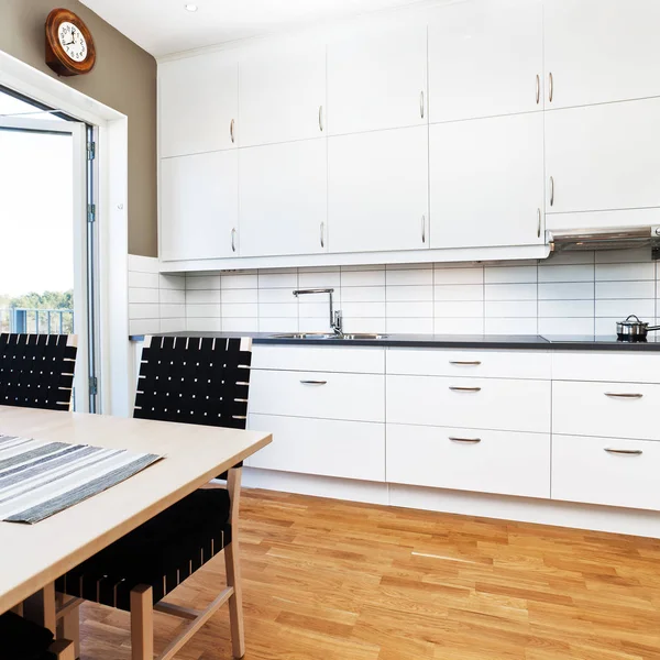 Arka Plan Üzerinde Modern Mutfak — Stok fotoğraf