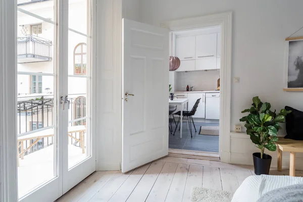 Pancarta Cocina Lujo Con Mesa Pequeña Junto Ventana —  Fotos de Stock