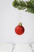 červené vánoční koule visící větvičky jedle zblízka