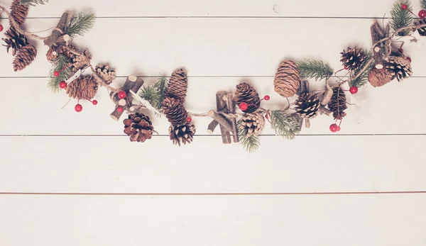 가문비나무로 크리스마스 Garlang 가지에 화이트 — 스톡 사진