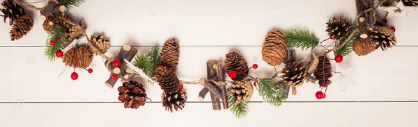 가문비나무로 크리스마스 Garlang 가지에 화이트 — 스톡 사진