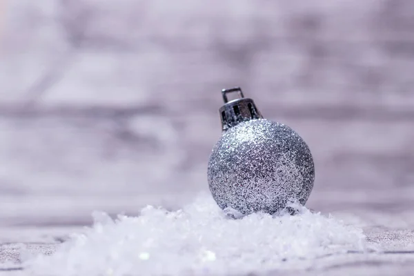 Bola Navidad Plata Con Oropel Plata Fondo Con Espacio Copia — Foto de Stock