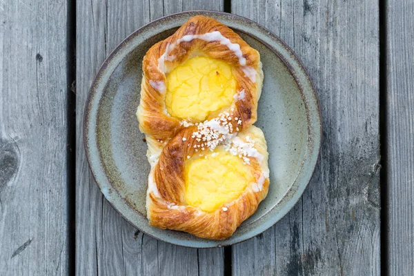 Wienerbröd Med Vanilj Fyllning Isolerade — Stockfoto