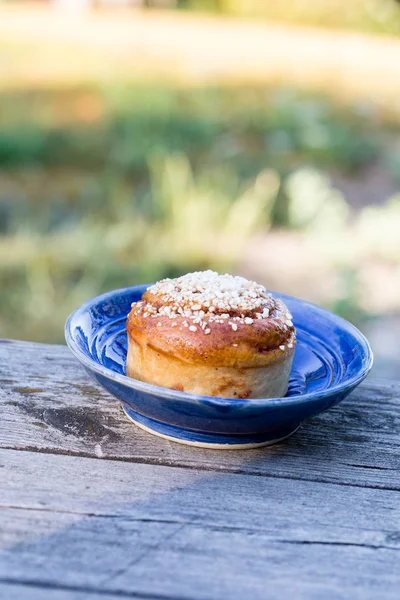 Jeden Cinnamon Roll Rustykalne Drewniane Tła — Zdjęcie stockowe