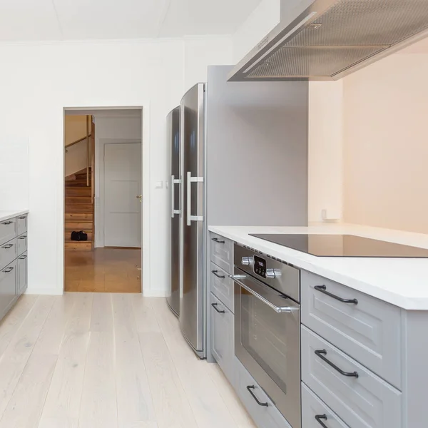 大理石のカウンター トップと空想のきれいな現代的なキッチン インテリア — ストック写真