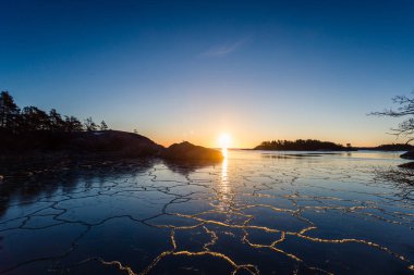 Deniz su yansıması üzerinde nefes kesen manzarası sunrising 