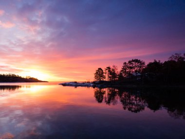 Deniz su yansıması üzerinde nefes kesen manzarası sunrising 