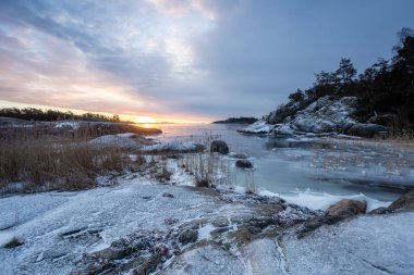 sakin göl üzerinde güzel gündoğumu