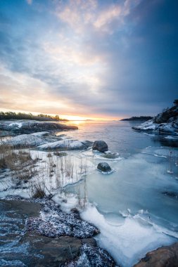 sakin göl üzerinde güzel gündoğumu