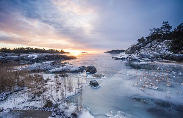 sakin göl üzerinde güzel gündoğumu
