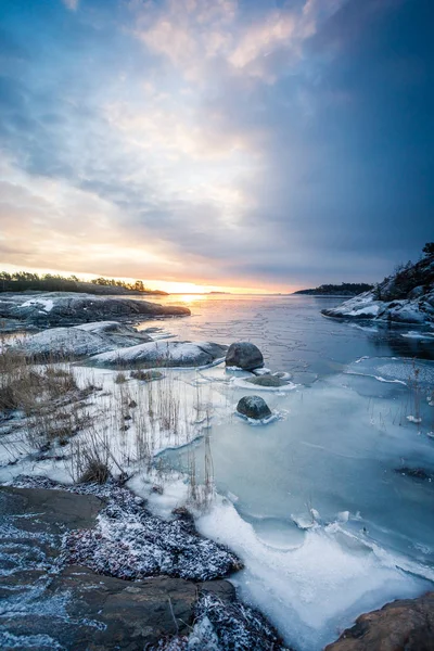 sakin göl üzerinde güzel gündoğumu