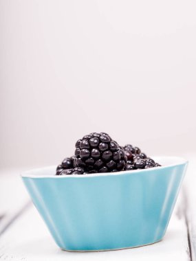 turkuaz bir kase taze Böğürtlen