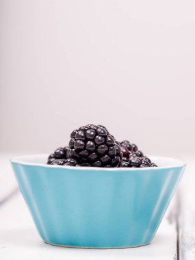 turkuaz bir kase taze Böğürtlen