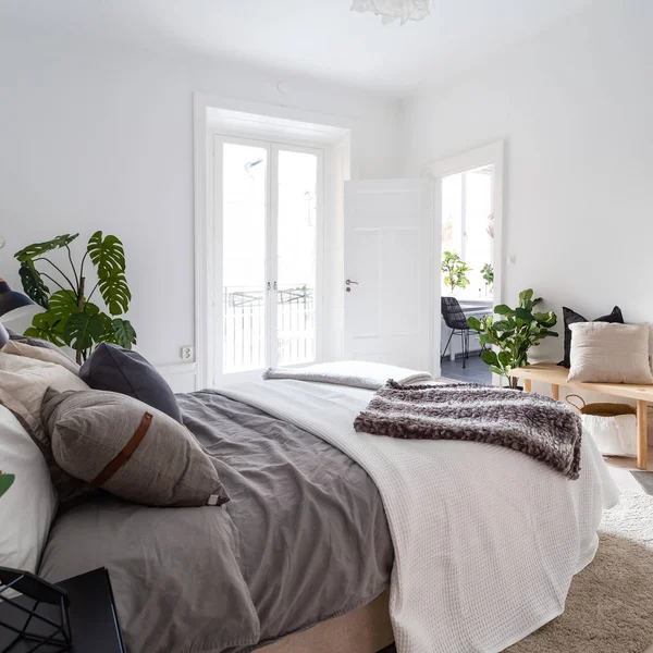 Elegante Acogedor Dormitorio Con Cojines Puertas Cristal Balcón —  Fotos de Stock