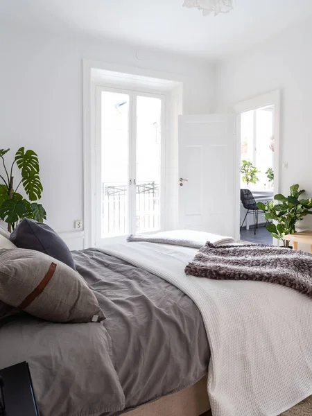 Stijlvolle Gezellige Slaapkamer Met Kussens Glazen Deuren Naar Het Balkon — Stockfoto