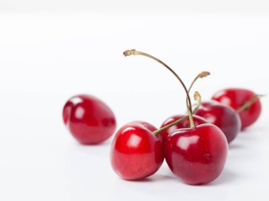 beyaz arkaplanda izole kirazlar