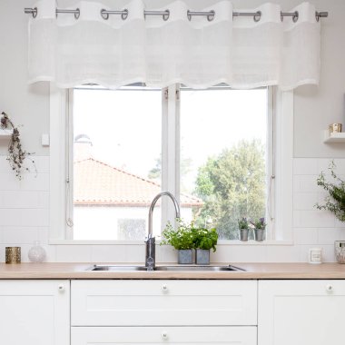 bir mutfak lavabo cam kenarında detay