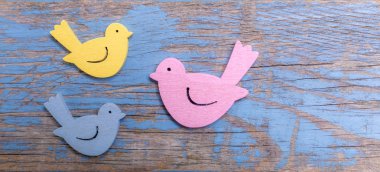 Ahşap arka planda bir satırda kuşlar dekor ile sınır