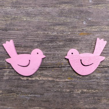 Ahşap arka planda bir satırda kuşlar dekor ile sınır