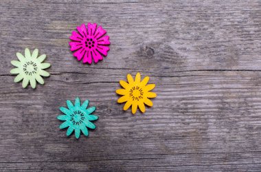 rustik ahşap üzerinde kopya alan çiçekleri nesne ile bahar kavramsal görüntü arka plan 